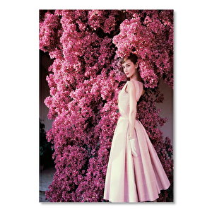 Ahşap Tablo Audrey Hepburn Kırmızı Çiçekler Önünde Yakın Çekim 50x70 cm