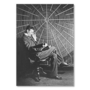 Ahşap Tablo Nikola Tesla Eserinin Önünde Kitap Okuyor 35x50 cm