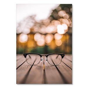 Ahşap Tablo Masanın Üzerinde Gözlük Silüet Arkaplan