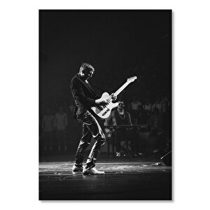 Ahşap Tablo Sahnede Deri Pantolonlu Rock Gitaristi 35x50 cm