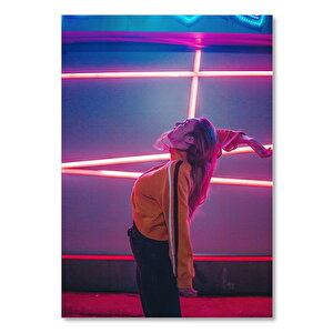 Ahşap Tablo Neon Işıklar Önündeki Dansçı Kız 25x35 cm