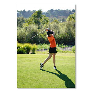 Ahşap Tablo Golf Sahası Ve Vuruş Yapan Golfçü Kız 25x35 cm