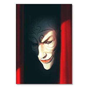 Kırmızı Perdeler Arasındaki Ürkütücü Beyaz Maske 25x35 cm