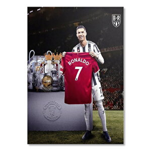 Cristiano Ronaldo Formasını Ve Kupaları Gösteriyor