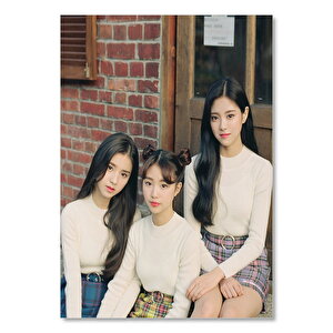Kapı Önünde Oturan Üç Koreli Kız 50x70 cm