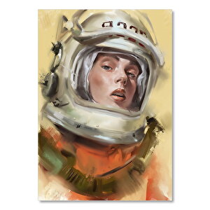 Astronot Kıyafetli Genç Kadın
