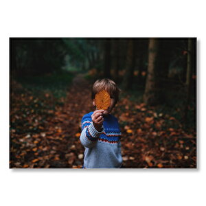 Koyu Ormanda Çocuk Ve Sonbahar Yaprağı  Mdf Ahşap Tablo 25x35 cm