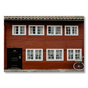 Beyaz Pencereli Kırmızı Bina Ve Siyah Kapı  Mdf Ahşap Tablo 25x35 cm