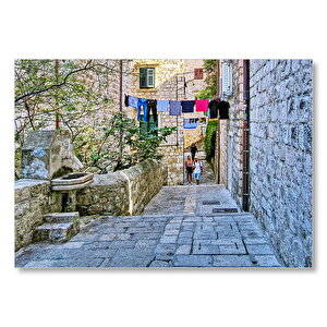 Taş Sokak Binalar Ve Eski Çeşme Ile Turistler  Mdf Ahşap Tablo 50x70 cm
