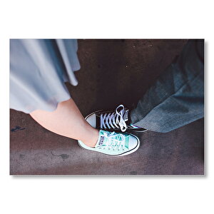 Kadın Ve Erkeğin Zıt Renk Converse Ayakkabıları  Mdf Ahşap Tablo 35x50 cm