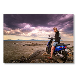 Kayalıklar Deniz Bulutlar Ve Motorlu Adam  Mdf Ahşap Tablo 25x35 cm