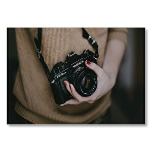 Kadın Ve Fotoğraf Makinesi  Mdf Ahşap Tablo 25x35 cm