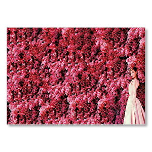 Audrey Hepburn Kırmızı Çiçekler Önünde  Mdf Ahşap Tablo 35x50 cm