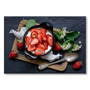 Krem Şanti Ve Dilimlenmiş Çilekler  Mdf Ahşap Tablo 50x70 cm