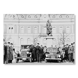 İnsanlar 1927 Volvo Pv4 Modelini İncelerken Mdf Ahşap Tablo 35x50 cm