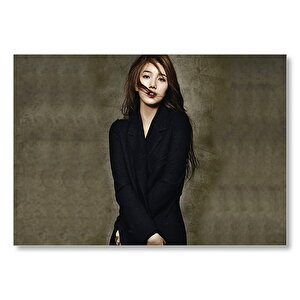 Suzy Koreli Kız Gri Zeminde Mdf Ahşap Tablo 35x50 cm
