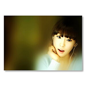 Güzel Koreli Kız Kulaklıklı Mdf Ahşap Tablo 25x35 cm