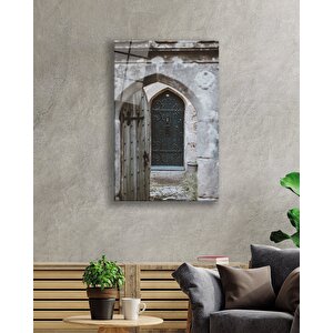 Taş Duvarlar Ve Motifli Ahşap Kapı Görselli Dikey Cam Tablo 110x70 cm