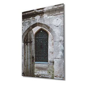 Taş Duvarlar Ve Motifli Ahşap Kapı Görselli Dikey Cam Tablo 110x70 cm