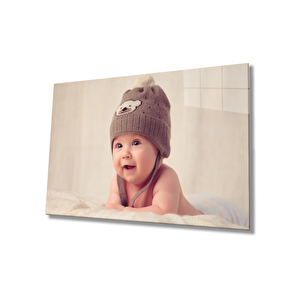 Kahverengi Şapkalı Bebek Cam Tablo 110x70 cm