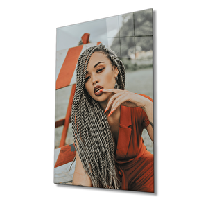 Afro Saçlı Kırmızılı Kadın Cam Tablo 36x23 cm