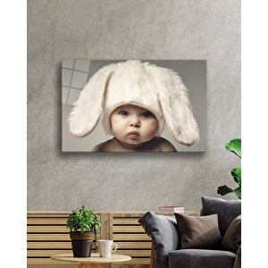 Beyaz Şapkalı Bebek Cam Tablo 90x60 cm