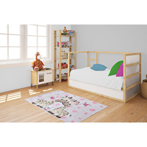 Çocuk Halısı Ve Bebek Halısı Yıkanabilir Kaymaz Taban Zürafa Figür Gri Pembe Dijital Baskı hc008