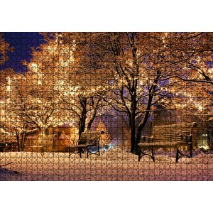 Yılbaşı Işıklarıyla Süslü Ağaçlar Ve Karlı Banklar Puzzle Yapboz Mdf Ahşap 1000 Parça