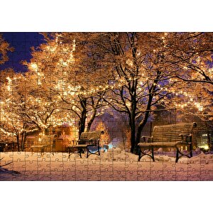 Yılbaşı Işıklarıyla Süslü Ağaçlar Ve Karlı Banklar Puzzle Yapboz Mdf Ahşap 255 Parça