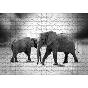 Savanada İki Fil Ve Bulutlu Gökyüzü Monokrom Puzzle Yapboz Mdf Ahşap 255 Parça