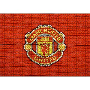 Kırmızı Boyalı Zeminde Manchester United Logosu Puzzle Yapboz Mdf Ahşap 1000 Parça