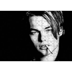 Leonardo Di Caprio Sigara İçen Karanlık Arka Plan Puzzle Yapboz Mdf Ahşap 120 Parça