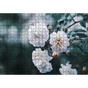 Dalda Beyaz Çiçekler Flu Arka Plan Puzzle Yapboz Mdf Ahşap 500 Parça