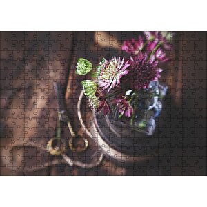 Mor Yeşil Çiçekler Flu İp Ve Makas Arka Plan Puzzle Yapboz Mdf Ahşap 255 Parça