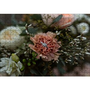 Çiçekler Ve Ortasındaki Yüzük Puzzle Yapboz Mdf Ahşap 255 Parça