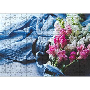 Pembe Beyaz Çiçekli Buket Ve Mavi Kumaş Puzzle Yapboz Mdf Ahşap 255 Parça