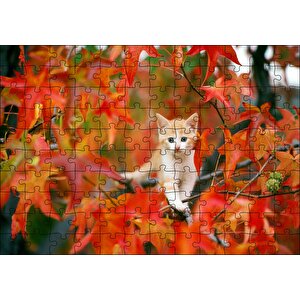 Sonbaharda Çınar Yaprakları Arasındaki Yavru Kedi Puzzle Yapboz Mdf Ahşap 120 Parça