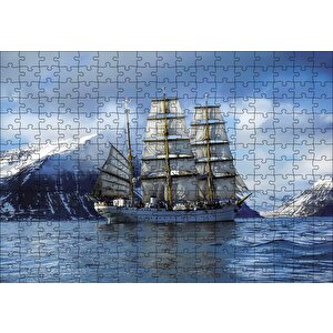 Karlı Dağlar Arasında Süzülen Yelkenli Gemi Puzzle Yapboz Mdf Ahşap 255 Parça