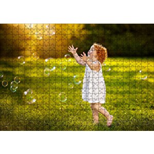 Baloncuklarla Oynayan Sevimli Kız Puzzle Yapboz Mdf Ahşap 500 Parça