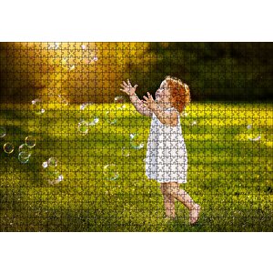 Baloncuklarla Oynayan Sevimli Kız Puzzle Yapboz Mdf Ahşap 1000 Parça