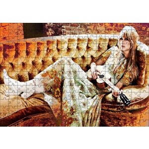 Kanepede Gitar Çalan Sarışın Kız Puzzle Yapboz Mdf Ahşap 255 Parça