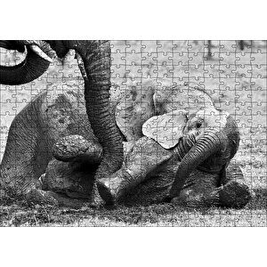 Annesiyle Çamurda Oynayan Yavru Fil Siyah Beyaz Puzzle Yapboz Mdf Ahşap 255 Parça