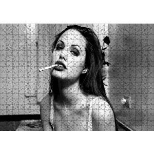 Angelina Jolie Sigara İçiyor Siyah Beyaz Fotoğraf Puzzle Yapboz Mdf Ahşap 500 Parça