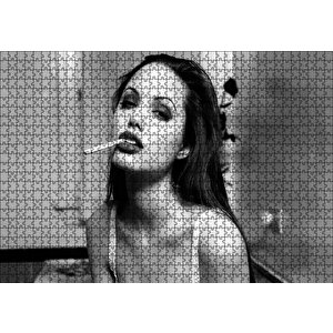 Angelina Jolie Sigara İçiyor Siyah Beyaz Fotoğraf Puzzle Yapboz Mdf Ahşap 1000 Parça
