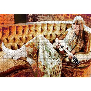 Kanepede Gitar Çalan Sarışın Kız Puzzle Yapboz Mdf Ahşap 500 Parça