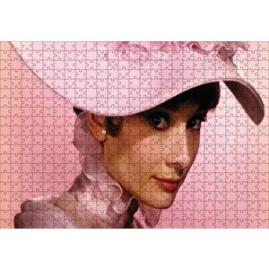 Audrey Hepburn Pembe Şapkalı Ve Elbiseli Yakın Çekim Puzzle Yapboz Mdf Ahşap 500 Parça