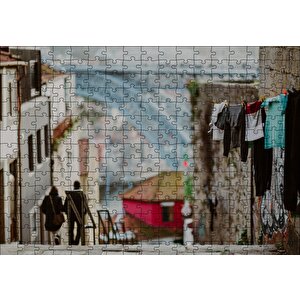 Nostaljik Sokak Merdivenler Çamaşırlar Puzzle Yapboz Mdf Ahşap 255 Parça