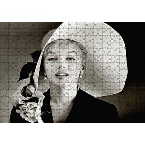 Marilyn Monroe Güllü Beyaz Şapkası Gülümsemesi Puzzle Yapboz Mdf Ahşap 255 Parça