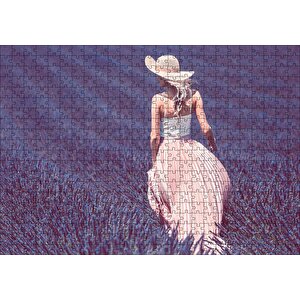 Lavanta Tarlasında Yürüyen Şapkalı Kadın Puzzle Yapboz Mdf Ahşap 500 Parça