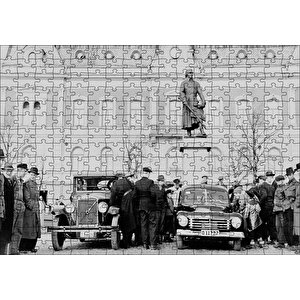 İnsanlar 1927 Volvo Pv4 Modelini İncelerken Puzzle Yapboz Mdf Ahşap 255 Parça